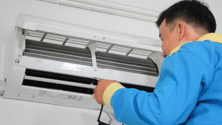 Nhân viên đang sửa máy lạnh tại Bình Tân
